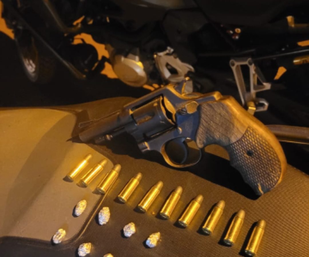 ROCAM prende homem por posse ilegal de arma e tráfico de drogas no São Cristóvão