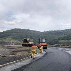 Rodovia de Pinhão recebe serviços de conservação do pavimento do DER/PR