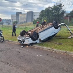 Saída de pista e tombamento de veículo em Pato Branco na entrada do bairro Vila Esperança em Pato Branco