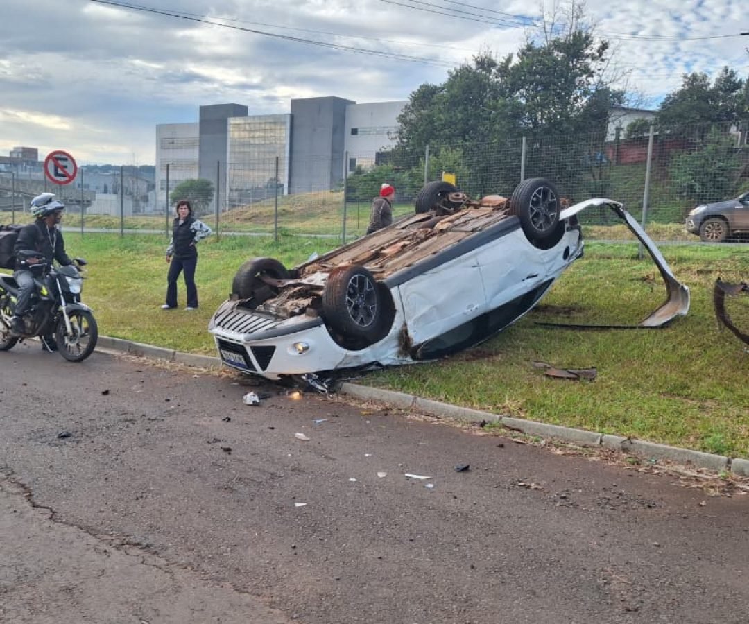 Saída de pista e tombamento de veículo em Pato Branco na entrada do bairro Vila Esperança em Pato Branco