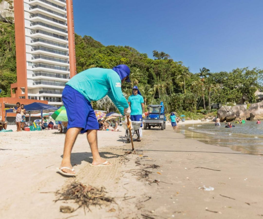 Sanepar retira 8,8 toneladas de lixo das praias do Paraná após Réveillon