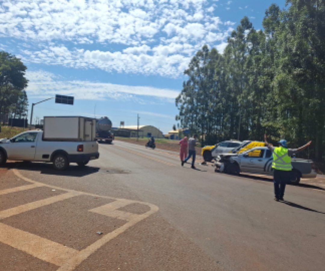 Saveiro e Montana batem na PR-486