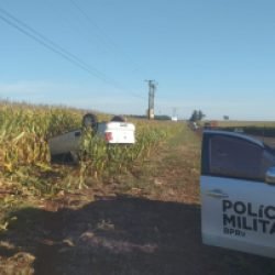 Saveiro sai da pista e capota às margens de rodovia estadual