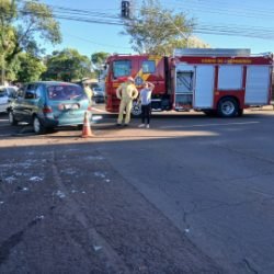 Scenic e Fiesta batem em cruzamento com semáforo