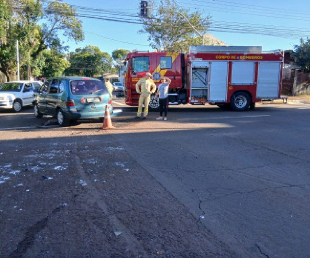 Scenic e Fiesta batem em cruzamento com semáforo