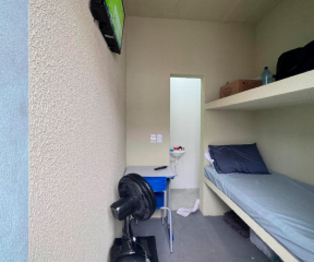 Secretaria da Segurança Pública divulga novas imagens da cela de Filipe Martins em Ponta Grossa