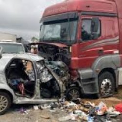 Seis pessoas da mesma família morrem em grave acidente entre carro e carreta em rodovia de Minas