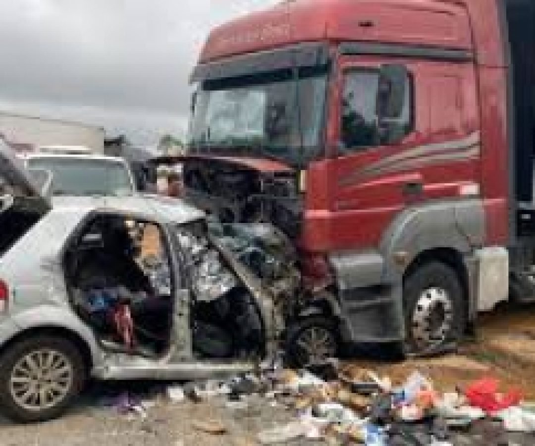 Seis pessoas da mesma família morrem em grave acidente entre carro e carreta em rodovia de Minas