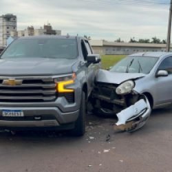 Silverado e Nissan March batem em cruzamento no Coqueiral