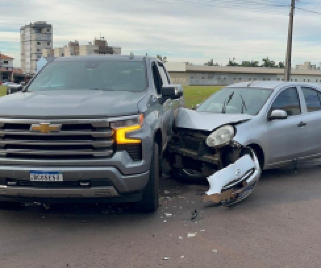 Silverado e Nissan March batem em cruzamento no Coqueiral