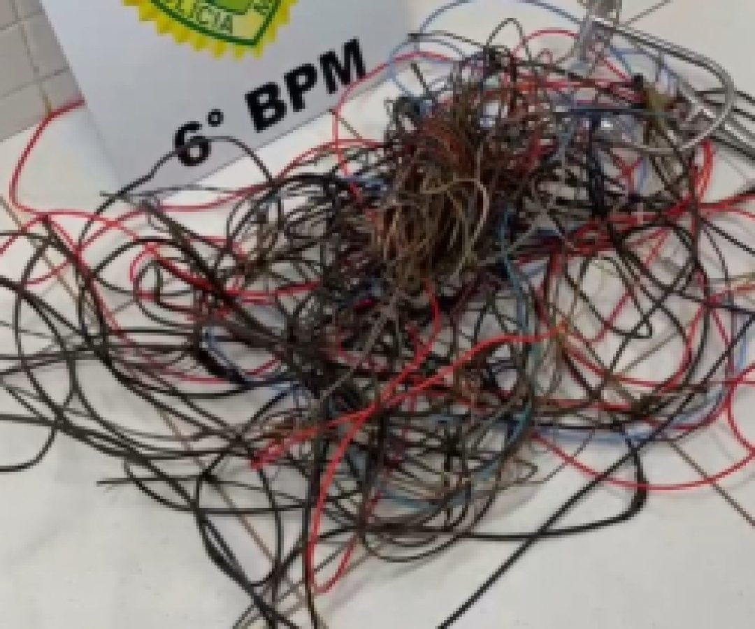 Suspeitos de furto são presos após se esconderem em forro de residência em Cascavel