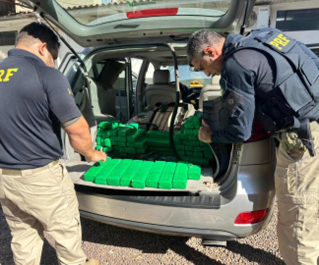 SUV recheada com maconha é apreendida pela PRF