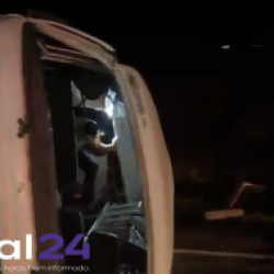 Tombamento de Kombi deixa três trabalhadores feridos na BR-163 entre Toledo e Cascavel