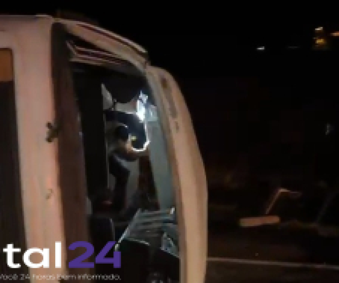 Tombamento de Kombi deixa três trabalhadores feridos na BR-163 entre Toledo e Cascavel