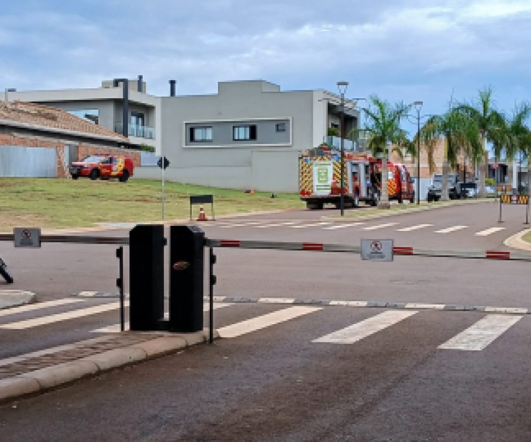 Trabalhador fica ferido em obra na rua Jorge Lacerda