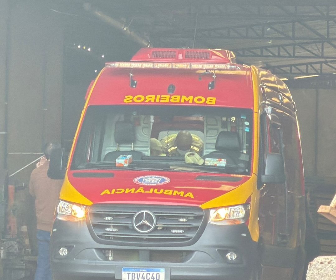 Trabalhador fica gravemente ferido após ser atropelado por empilhadeira em empresa às margens da BR-277