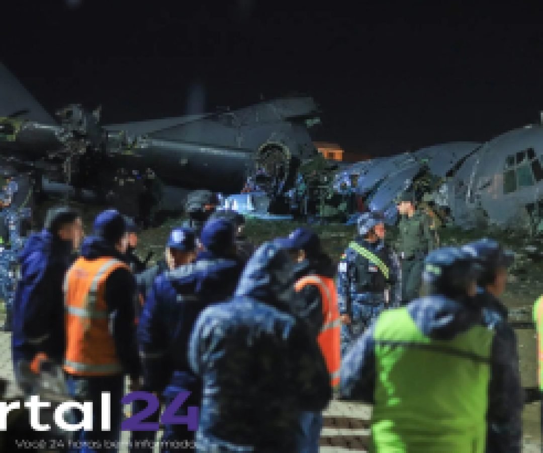 Avião militar cai próximo a aeroporto e deixa ao menos 15 mortos