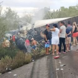 Tragédia na BR-116 deixa 16 mortos após colisão entre caminhão e van na Bahia