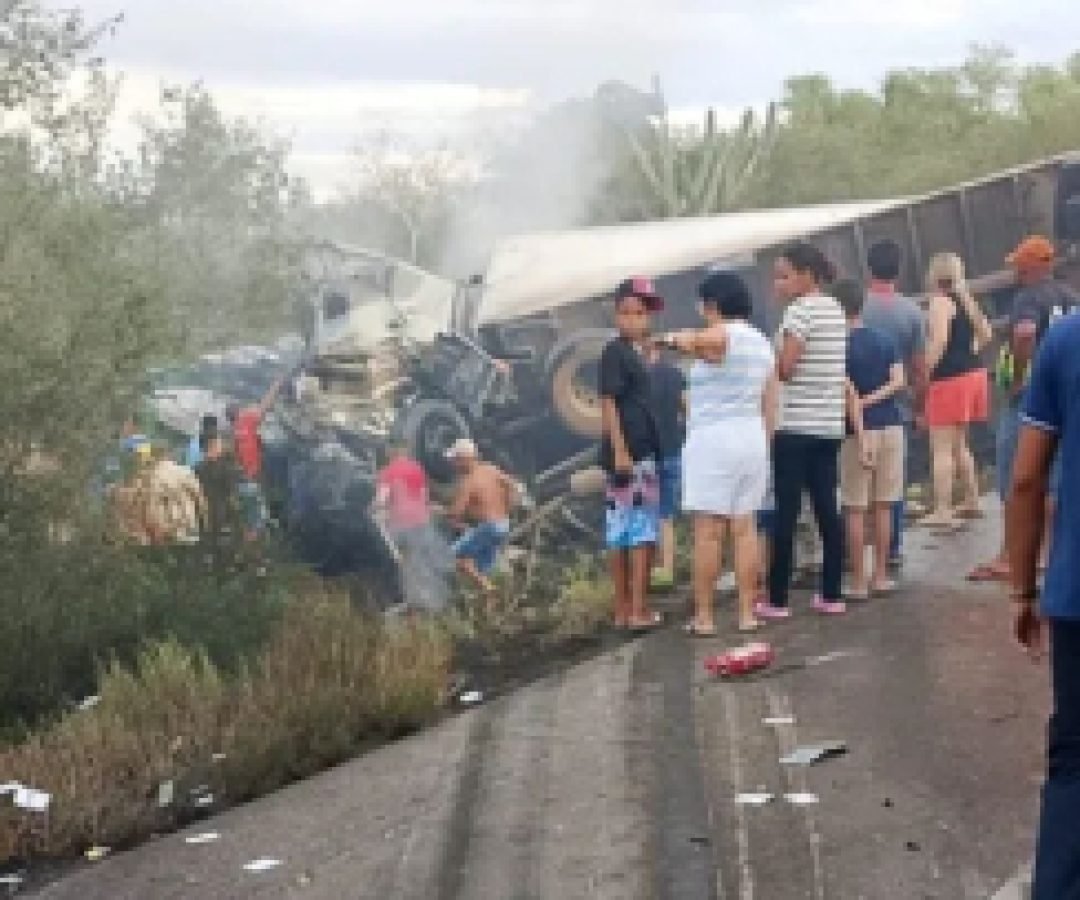 Tragédia na BR-116 deixa 16 mortos após colisão entre caminhão e van na Bahia