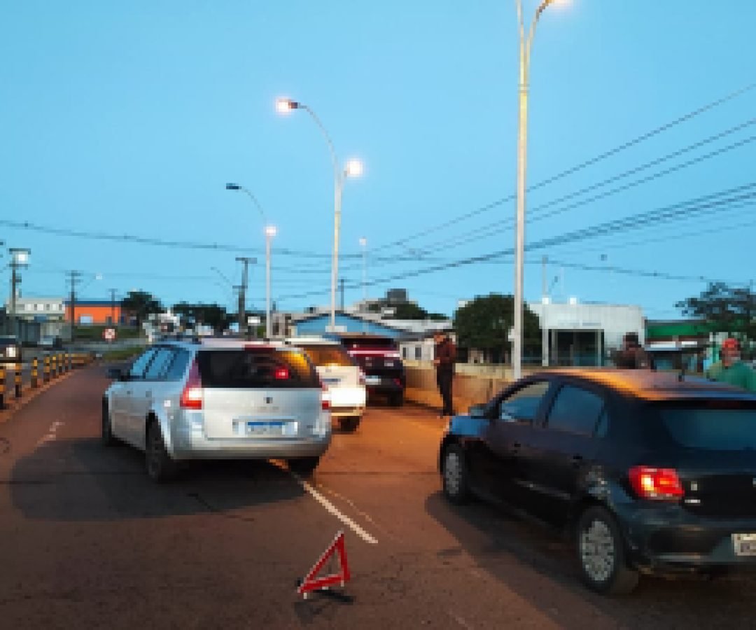 Três carros batem no viaduto da Avenida Rocha Pombo em Cascavel