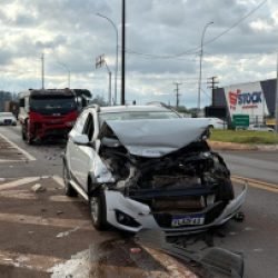 Três carros se envolvem em acidente no Trevo da Portal