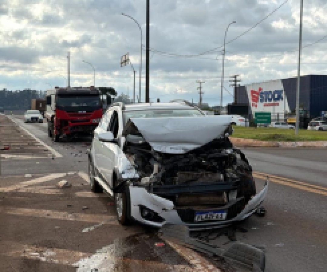 Três carros se envolvem em acidente no Trevo da Portal