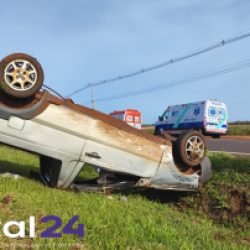 Três veículos se envolvem em acidente na BR-277 em Cascavel; um carro capota