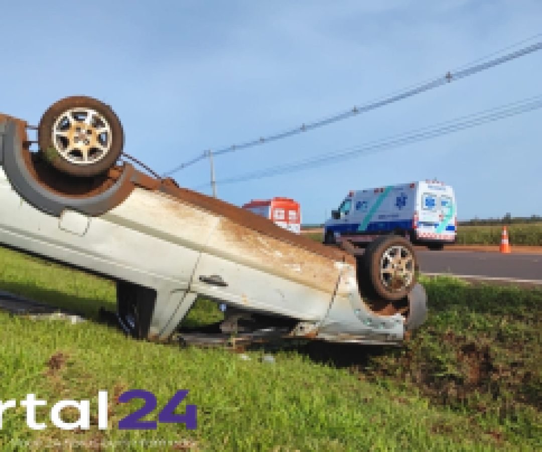 Três veículos se envolvem em acidente na BR-277 em Cascavel; um carro capota