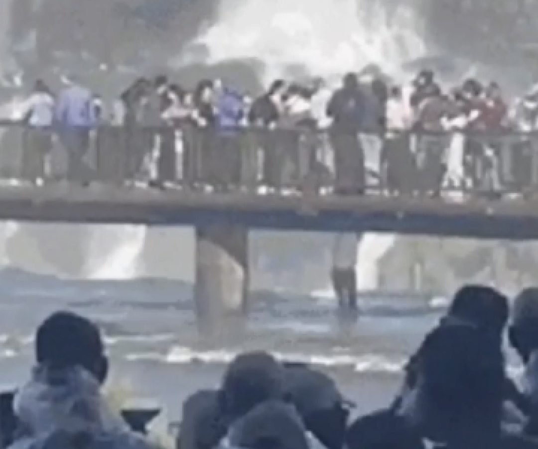 Turista ignora segurança e se arrisca ao pular grade nas Cataratas do Iguaçu