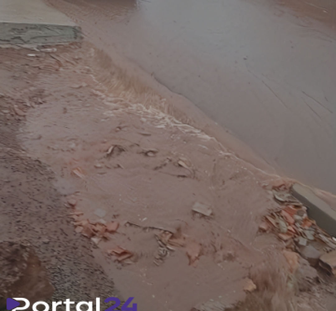 Rua de Santa Tereza do Oeste se transforma em 'cachoeira' durante forte chuva deste sábado