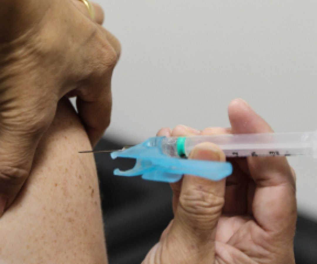 Vacinação contra a gripe no Paraná será aberta para público em geral a partir de segunda