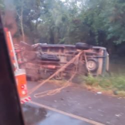 Van da saúde de Rancho Alegre bate em caminhão na BR-369