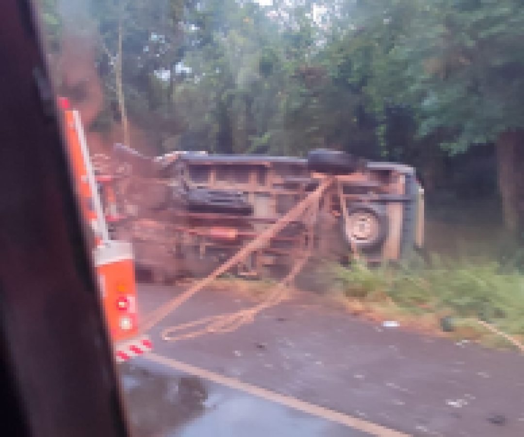 Van da saúde de Rancho Alegre bate em caminhão na BR-369