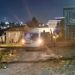 Van é atingida por trem após ficar presa em trilhos em Ponta Grossa