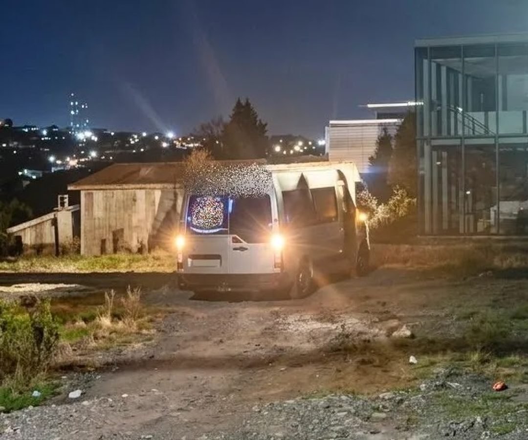 Van é atingida por trem após ficar presa em trilhos em Ponta Grossa