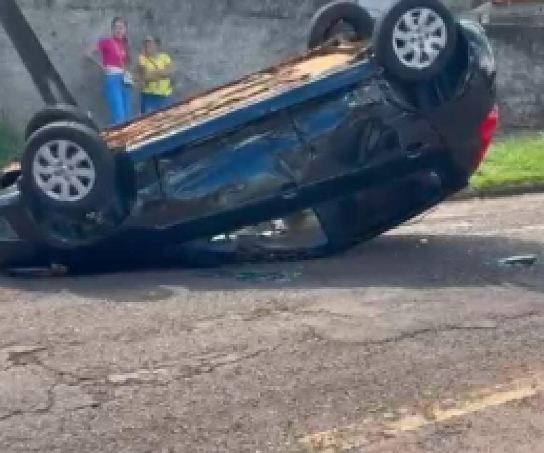 Veículo capota após acidente com três veículos e bicicleta no São Cristóvão