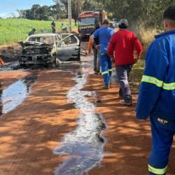 Veículo é destruído por incêndio na área rural de Cascavel