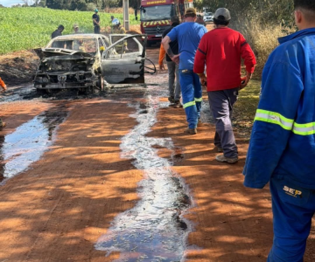 Veículo é destruído por incêndio na área rural de Cascavel