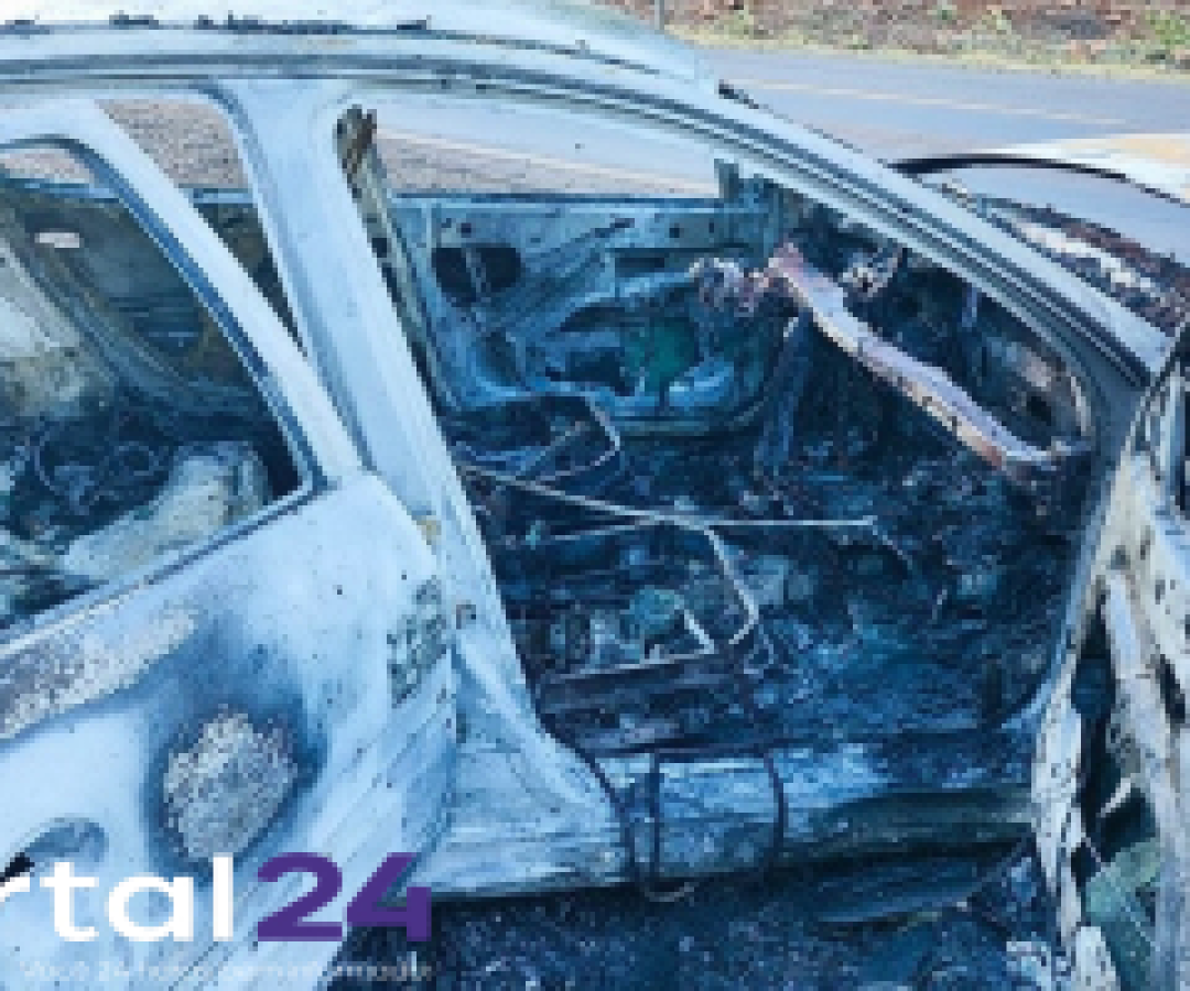 Veículo é totalmente consumido pelo fogo na PRC-158 em Chopinzinho