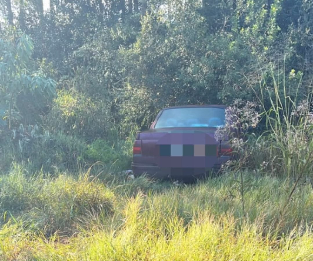 Veículo furtado é recuperado pela Polícia Militar em área de mata no bairro Floresta