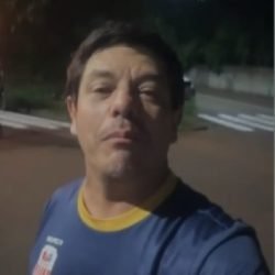 Vereador Dr. Lauri fiscaliza obra de sinalização viária no bairro Canadá