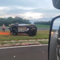 Viatura tomba após tentativa de ultrapassagem em trevo em São Miguel do Iguaçu