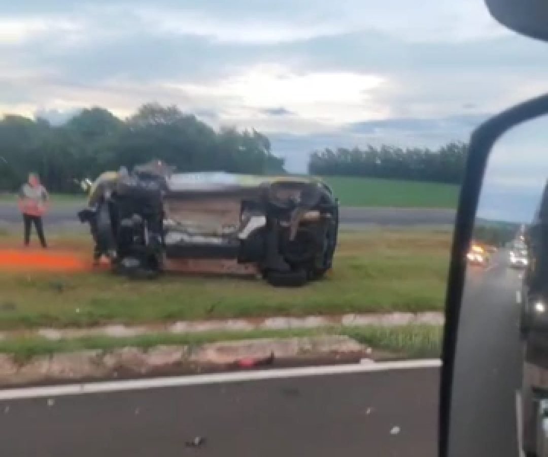 Viatura tomba após tentativa de ultrapassagem em trevo em São Miguel do Iguaçu