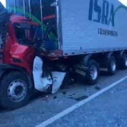 Vídeo mostra carro esmagado entre dois caminhões após grave acidente na BR-116