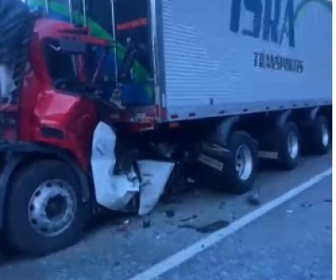 Vídeo mostra carro esmagado entre dois caminhões após grave acidente na BR-116