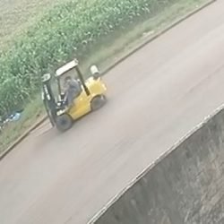 Vídeo mostra empilhadeira desgovernada em Cascavel
