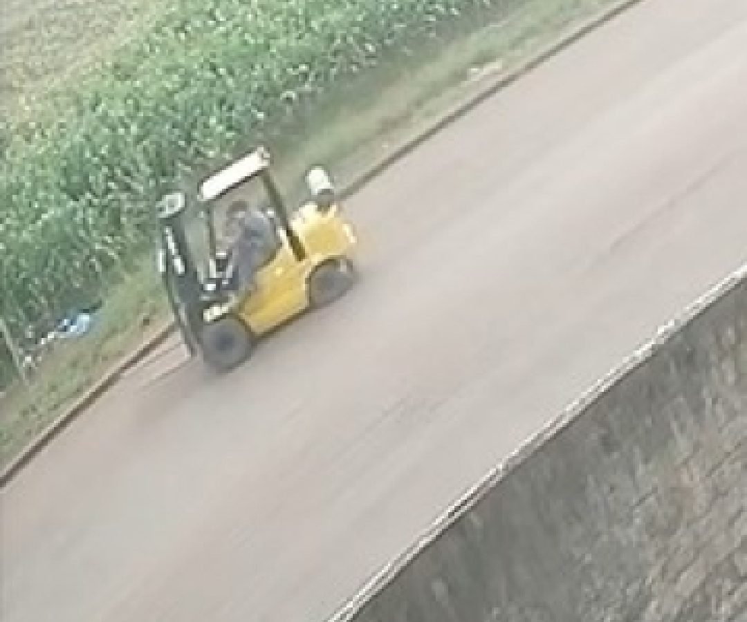 Vídeo mostra empilhadeira desgovernada em Cascavel