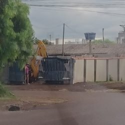 Vídeo mostra máquina da Prefeitura em casa onde combustível foi apreendido