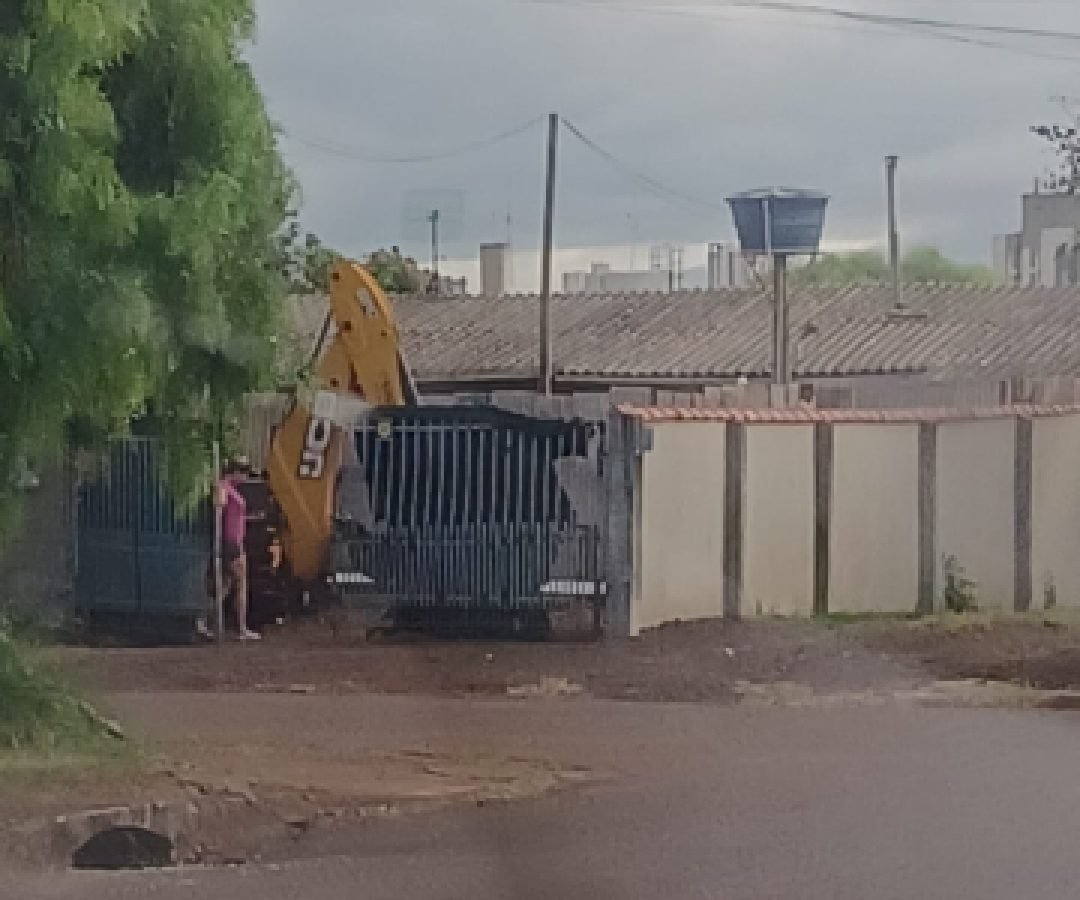 Vídeo mostra máquina da Prefeitura em casa onde combustível foi apreendido