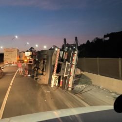 Vídeo mostra momento exato de tombamento na Régis Bittencourt sobre ponte da represa